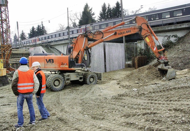 Bis Ende Juli, Anfang August soll in E...tehen, die Eisentrger  liegen parat.   | Foto: langelott