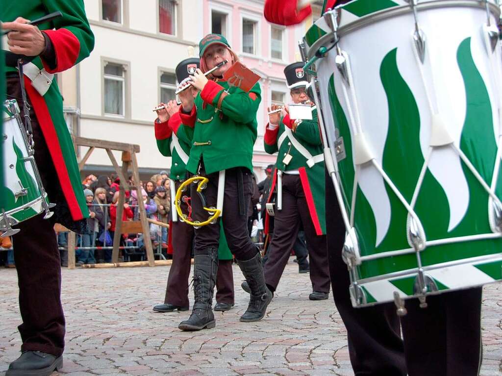 Bad Sckingen stellt am ersten Faien (Wldertag) den Narrenbaum auf dem Mnsterplatz