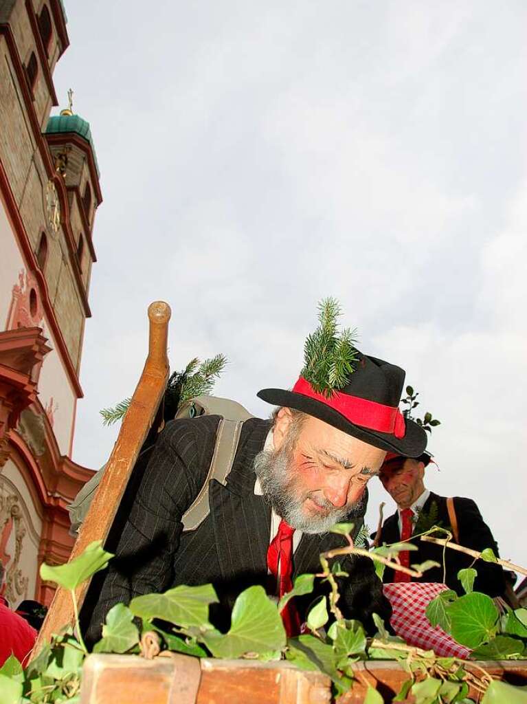 Bad Sckingen stellt am ersten Faien (Wldertag) den Narrenbaum auf dem Mnsterplatz