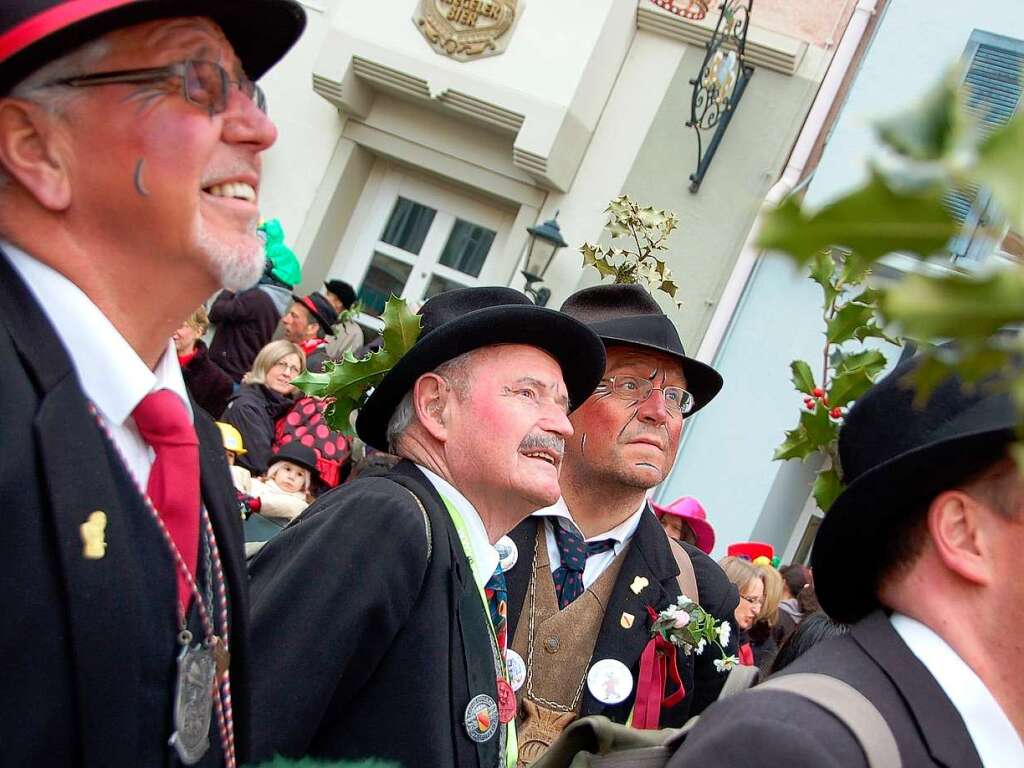 Bad Sckingen stellt am ersten Faien (Wldertag) den Narrenbaum auf dem Mnsterplatz