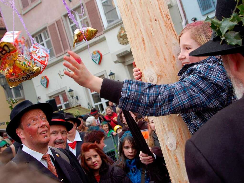 Bad Sckingen stellt am ersten Faien (Wldertag) den Narrenbaum auf dem Mnsterplatz