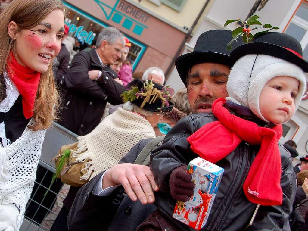 Bad Sckingen stellt am ersten Faien (Wldertag) den Narrenbaum auf dem Mnsterplatz