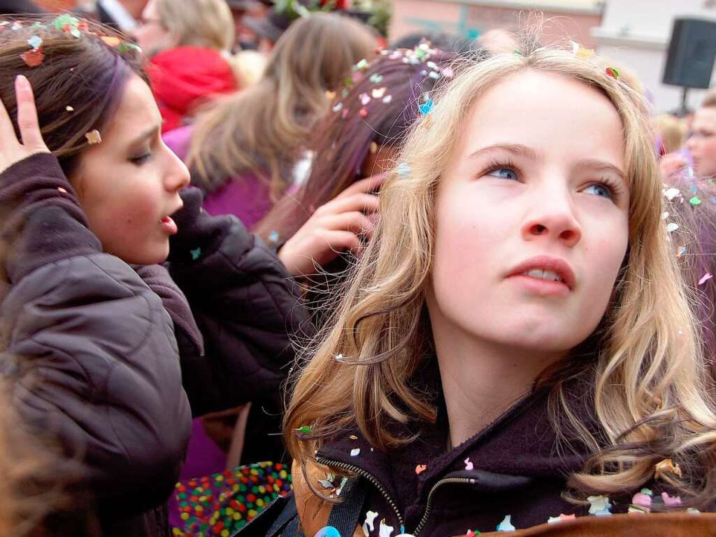 Bad Sckingen stellt am ersten Faien (Wldertag) den Narrenbaum auf dem Mnsterplatz