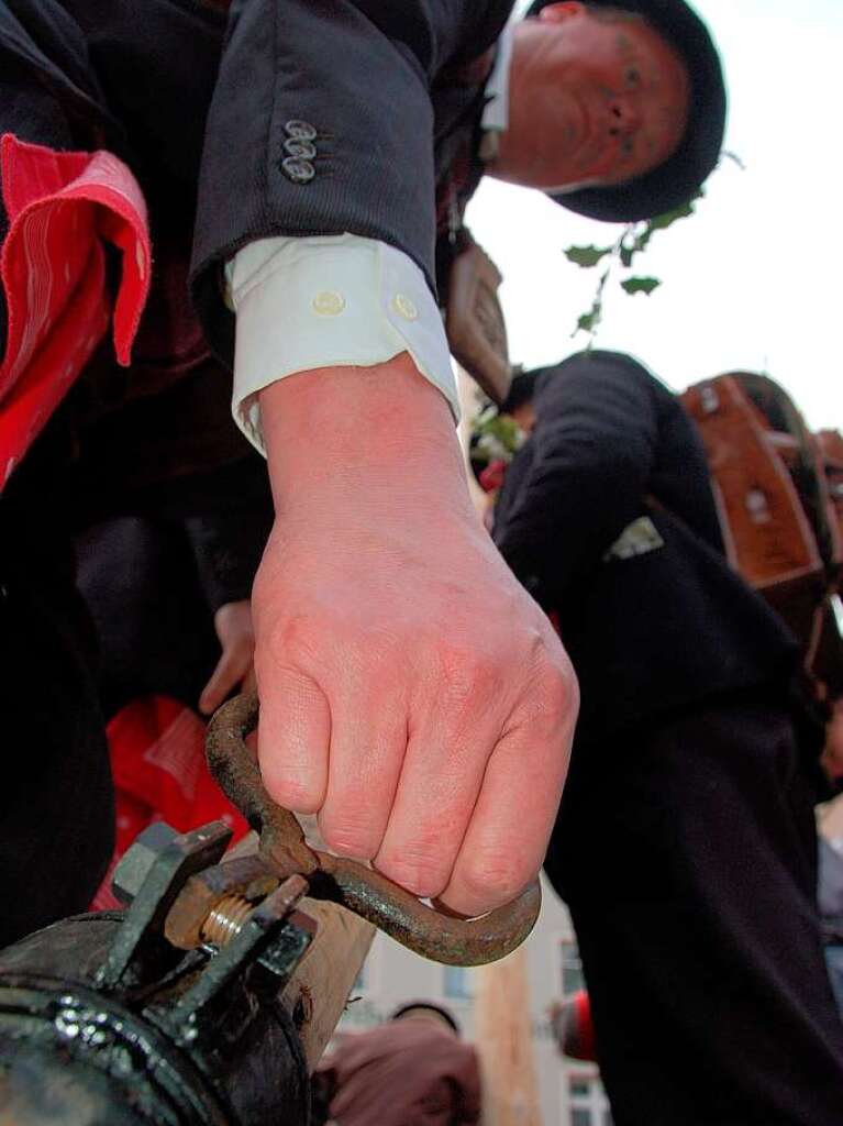 Bad Sckingen stellt am ersten Faien (Wldertag) den Narrenbaum auf dem Mnsterplatz