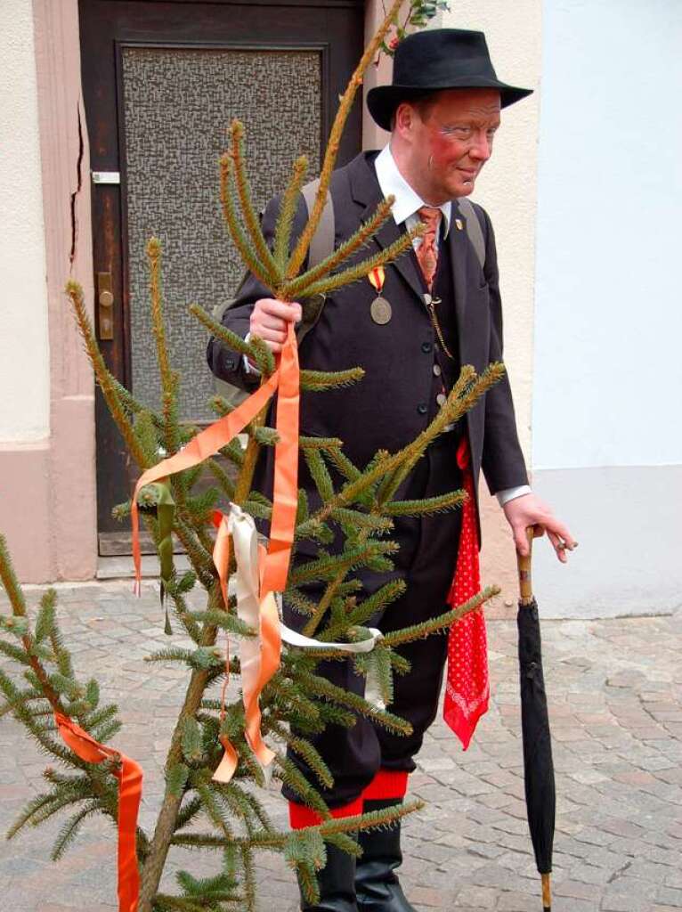 Bad Sckingen stellt am ersten Faien (Wldertag) den Narrenbaum auf dem Mnsterplatz