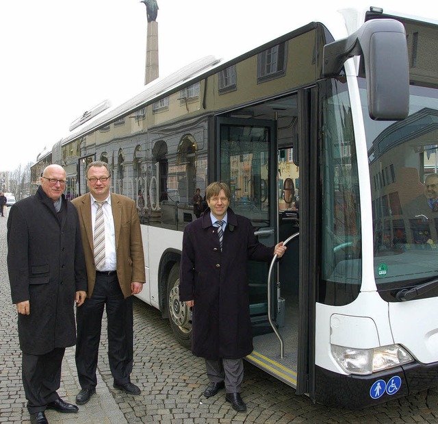 Testfahrt im Hybridbus (v. l.): Tammo ... Eckert und Johannes Mller (SWEG).     | Foto: Seller