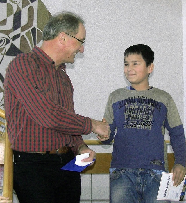 David Bodin (rechts) nimmt die Urkunde...izierte sich fr den Kreiswettbewerb.   | Foto: Schule