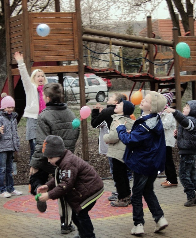 Die Kinder probieren ihr gelerntes Wis...tenrcksto mit Luftballonraketen aus.  | Foto: Joanna Sykora