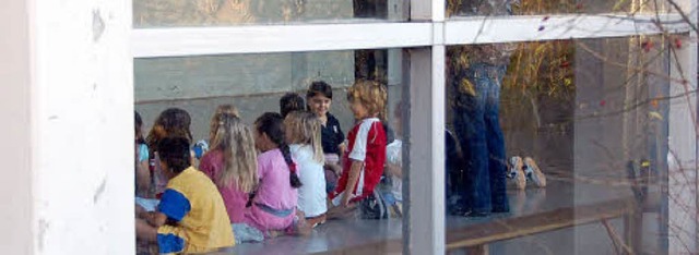 Fensterfront und  Betonsttzen der Spo...ie Kinder  vor Verletzungen schtzen.   | Foto: Frey