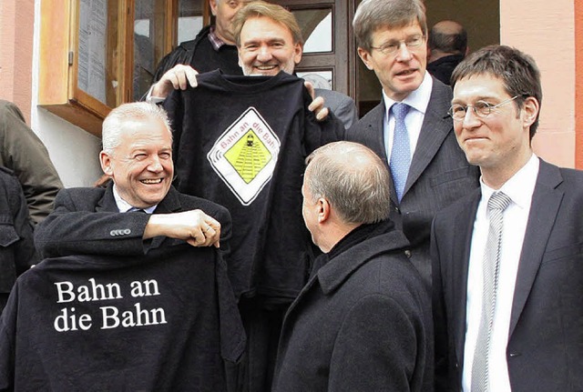 T-Shirts der BI Bahn an die Bahn gab e...nd Bahn-Technik-Vorstand Volker Kefer.  | Foto: HILLER