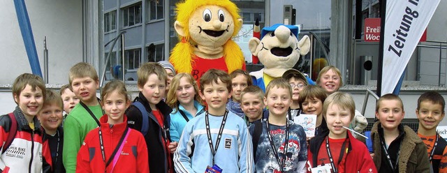 Auf dem Gruppenfoto durften die Maskot... und B. Zetti natrlich nicht fehlen.   | Foto: privat