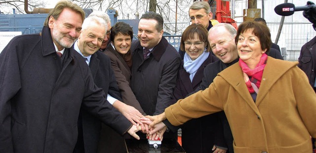 Bohrstart mit vereinten Krften (v. l:...(CDU) und Elvira Drobinski-Wei (SPD).  | Foto: Helmut Seller