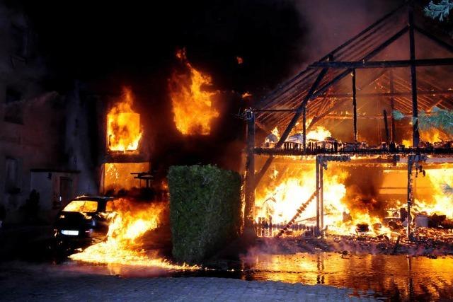 Feuer zerstrt zwei Huser und eine Halle in der Schtzenstrae