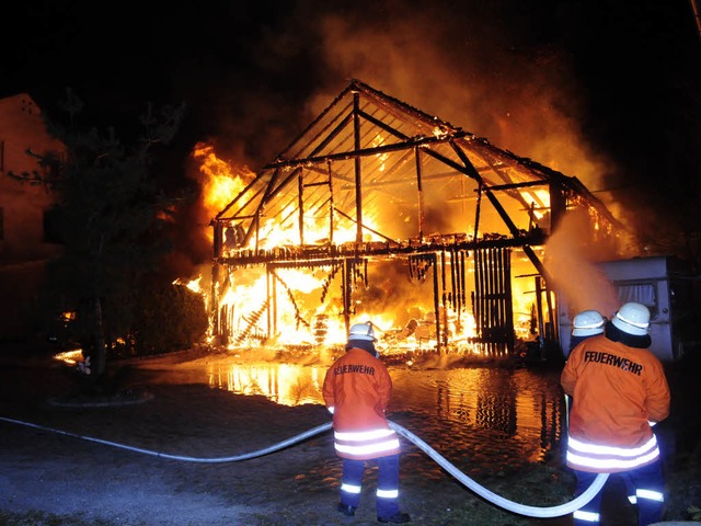 In der Schtzenstrae in Lahr brach in einer Lagerhalle ein Feuer aus.  | Foto: Wolfgang Knstle