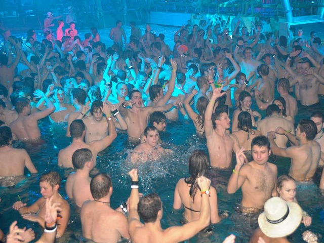 Dichtes Gedrnge bei den Galaxy Pool-Partys im Badeparadies.  | Foto: Badeparadies Schwarzwald
