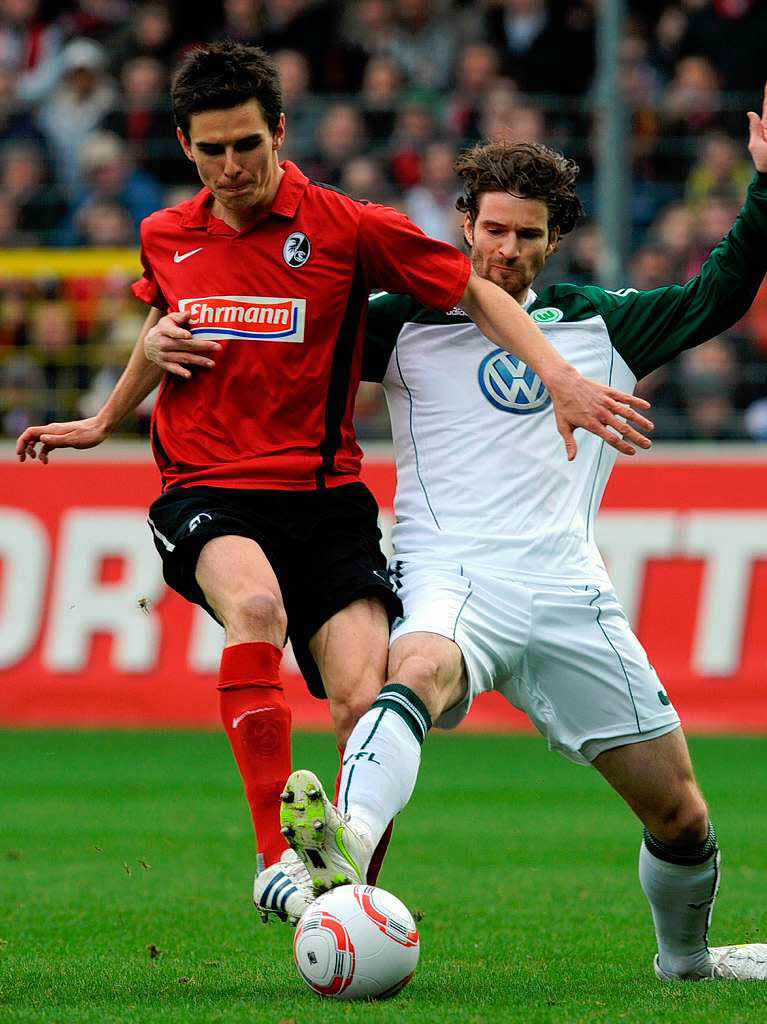 Johannes Flum (l.) im Zweikampf mit DFB-Nationalspieler Arne Friedrich.