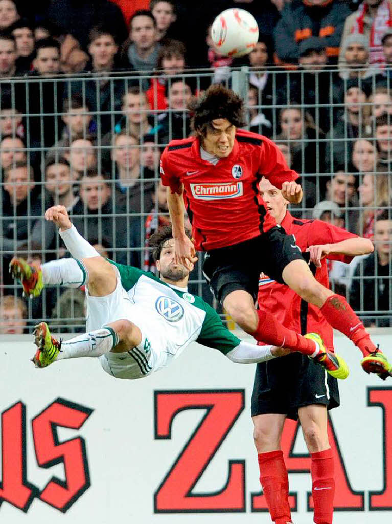 Freiburgs Kisho Yano (M.) ist vor VfL-Spielmacher Diego (l.) am Ball. Dessen Fallrckzieher verpufft in der Luft.