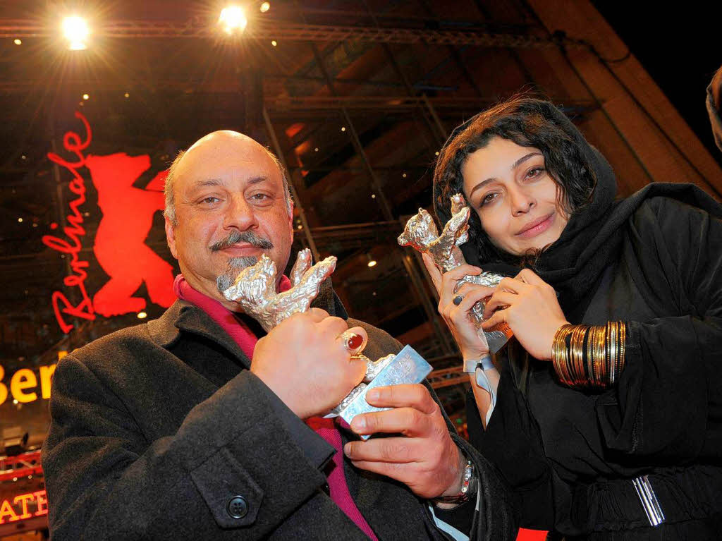 Karimi und seine Filmkollegin Sareh Bayet (r.) wurden mit ihrem gesamten Team ausgezeichnet.