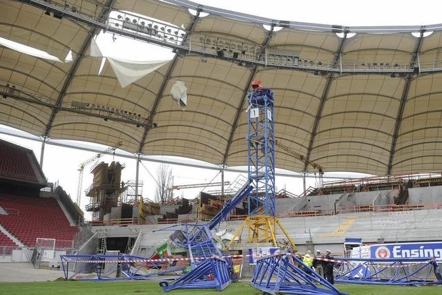 Baukran in Stuttgarter Stadion umgestürzt