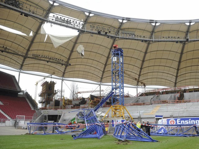 Glck im Unglck fr den Kranfhrer: E...ft aus dem umgestrzten Kran befreien.  | Foto: dpa