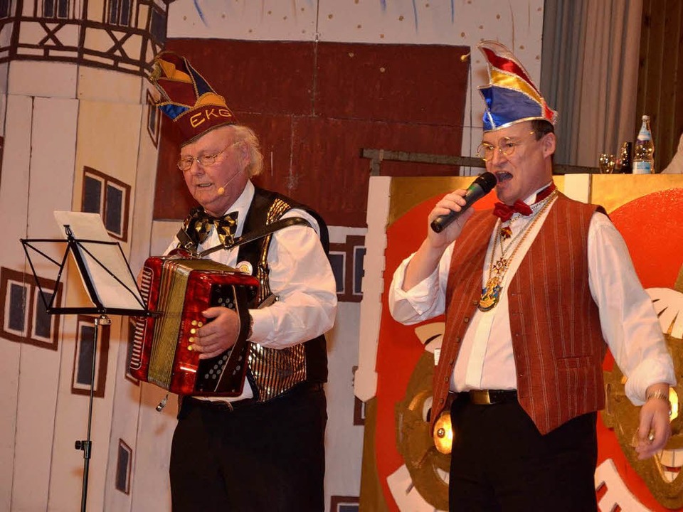 Der 82 jährige Hans Sauter und Horst B...die Gäste mit altbekannten Lumpeliedli  | Foto: Dieter Erggelet