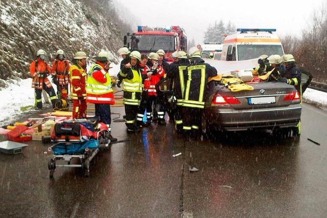 B31 bei Neustadt – vier Schwerverletzte nach Zusammenstoß