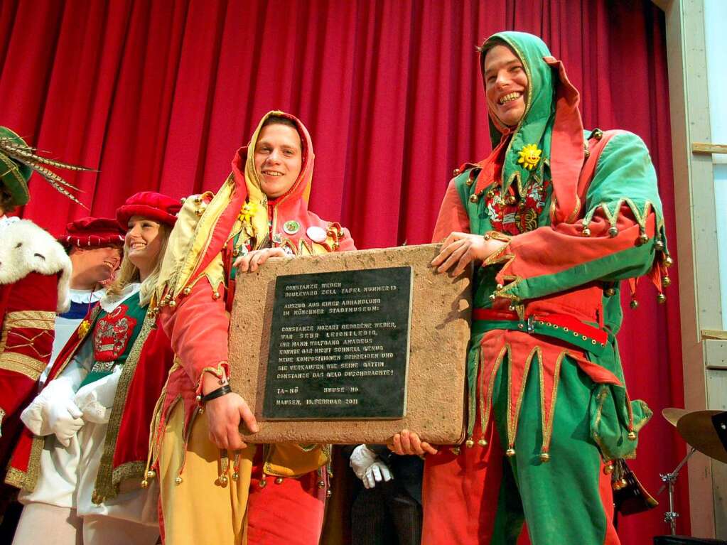 Das Gefolge des Zeller Hrus Florian mit dem Geschenk der Narrenzunft Hausen: Tafel Nummer 13 fr den Zeller  Mozart Boulevard.