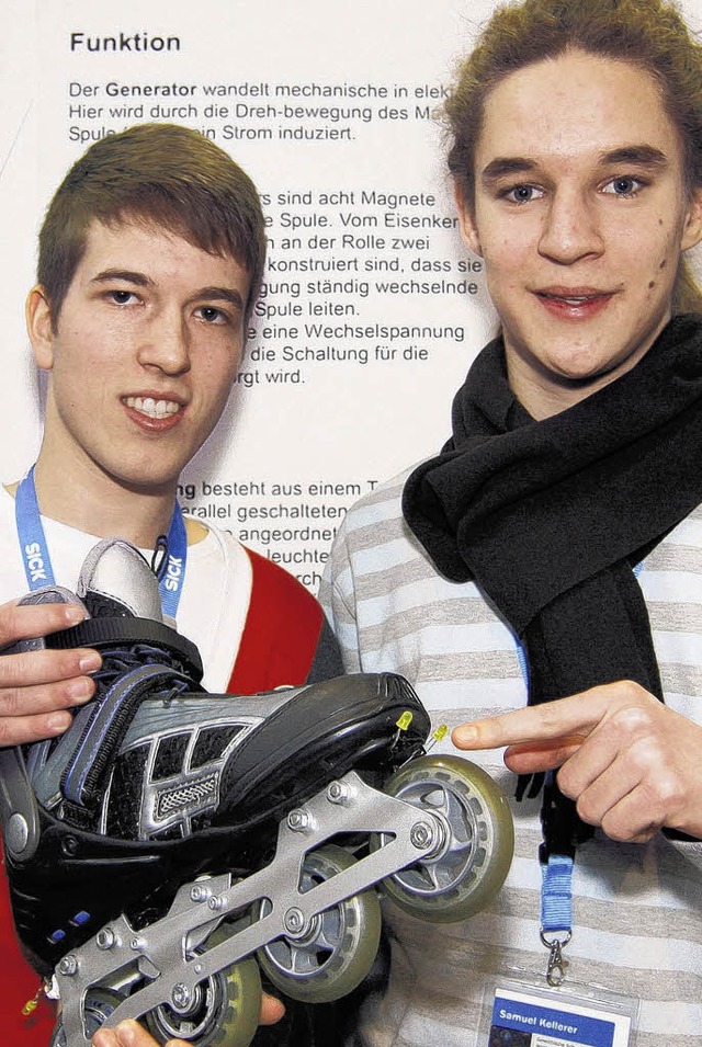Sean Rapsch (18) und Samuel Kellerer (...rten einen Generator an Inline-Skates.  | Foto: privat