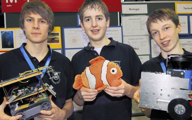 Gruppenbild mit Nemo (v.l.): Jan Schul...ischen mit Robotern. Bilder: Zurbonsen  | Foto: Zurbonsen
