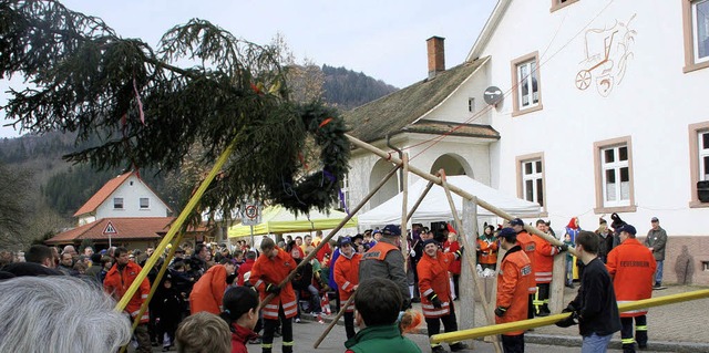 Noch in der Horizontalen, gleich in de...Feuerwehr vor dem Rathaus aufgestellt.  | Foto: hans-jrgen hege