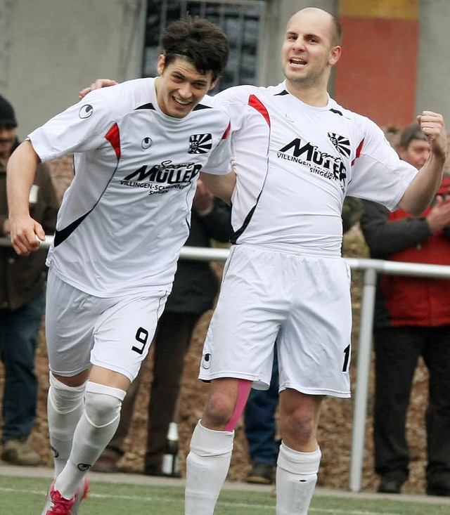 Stolz: Mario Ketterer (rechts) freut s...y ber dessen Treffer zur 2:1-Fhrung.  | Foto: reinhardt