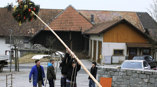 Unter der Regie von Franz Albiez (link... Dorfbuebe den Narrenbaum in Position.  | Foto: BZ