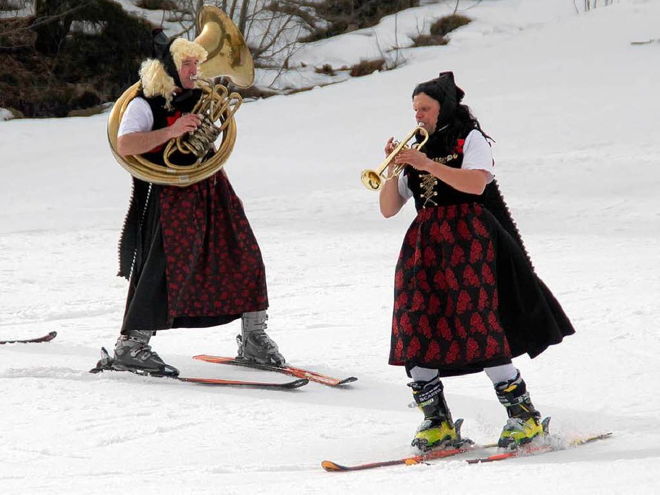 Die Bernauer Musiker verzauberten das ...kum als musizierende Trachtenmädchen.   | Foto: Ute Frömgen