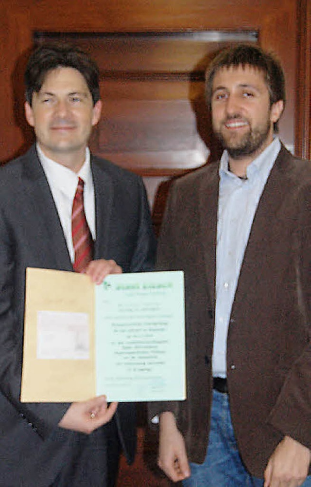 Brgermeister Holger Krezer freut sich mit Preistrger Matthias Dufner (rechts)   | Foto: Silke Nitz