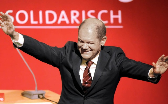 Wahlsieger Olaf Scholz  lsst sich am ...ag von seinen Parteianhngern feiern.   | Foto: DPA