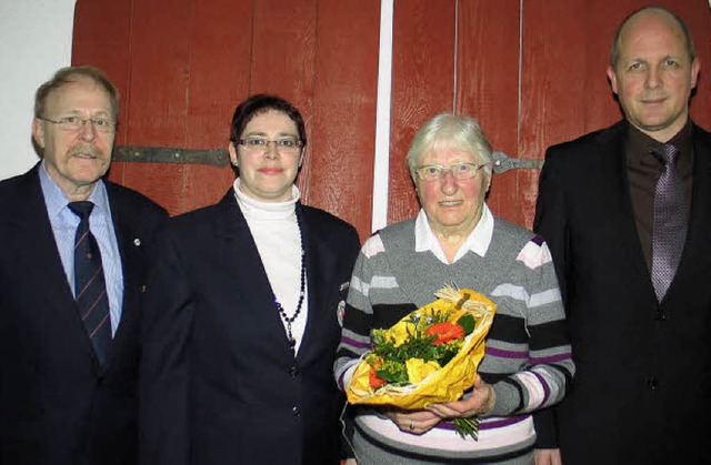 Horst Adami (links) und Lotte Vogele (...sitzende des DRK Riegel, Sabine Epple   | Foto: Hassler