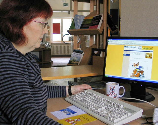 Mechthild Gromann zeigt das neue Prog...im Internet reserviert werden knnen.   | Foto: Martin Wunderle