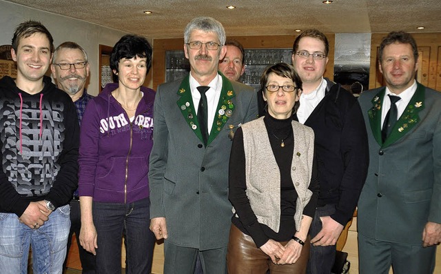 Der neue Vorstand des Schtzenvereins ...twart) und Heinz Schlupf (Kassierer).   | Foto: Zhringer