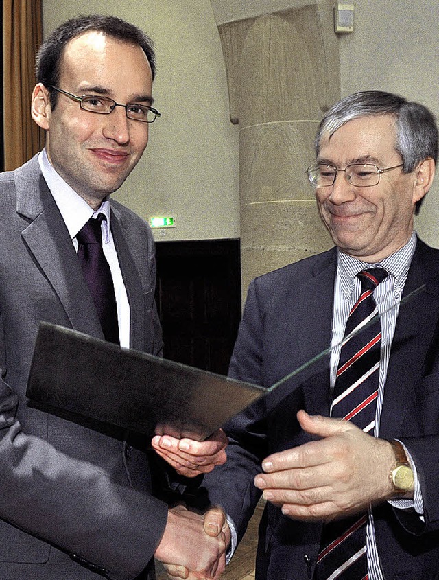 Dr. Christian Hagist (links) erhielt a...Klaus Dicke, den Walter-Eucken-Preis.   | Foto: Jan-Peter Kasper/FSU