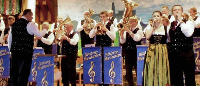 Die Btzberg-Musikanten aus St. Blasie...echts) brachten Stimmung in den Saal.   | Foto: Sigurd Kaiser
