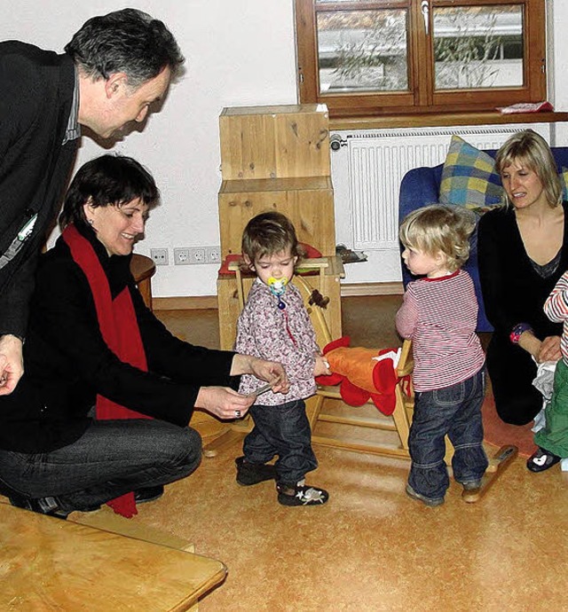 Josha Frey und Brigitte Lsch (v.l.) s...dem Minikindergarten einen Besuch ab.   | Foto: Monika Weber