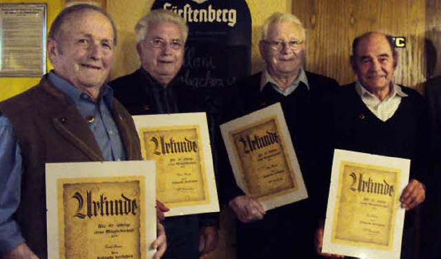 Fr 60 Jahre Treue zum SV Wasenweiler ...nd  Pius Selinger (von links) geehrt.   | Foto: astrid lersch
