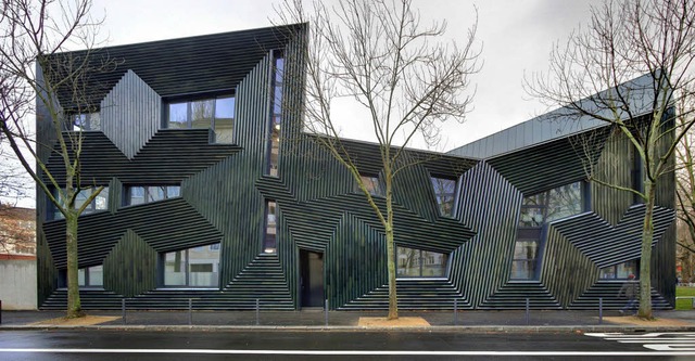 Die Fassade, komponiert aus Feldern von glasierten Majolikarippen   | Foto: manuel herz architects