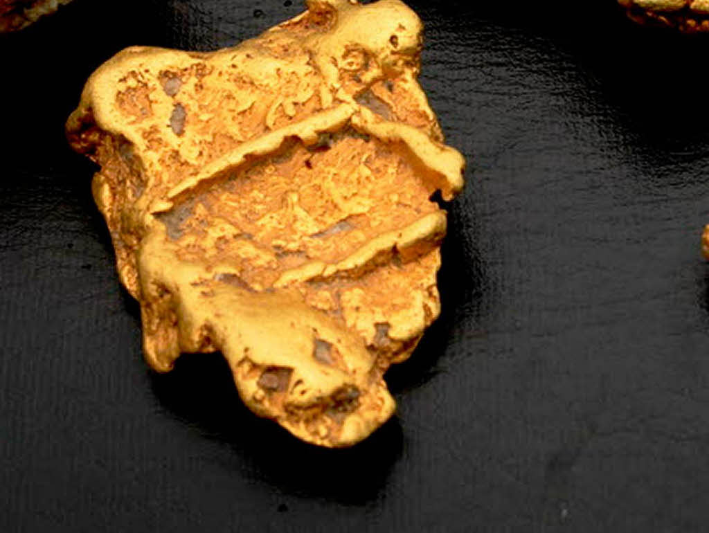 Gold: Im feinen Sand des Oberrheingrabens lagern sehr kleine Mengen Flittergold. Es ist zwar kaum rentabel, fr Kiesgruben kann das Gold dagegen ein lohnender Hinzuverdienst sein. Im sdlichen Oberrheingraben werden jhrlich bis zu 12 Millionen Tonnen Kies und Sand gefrdert...