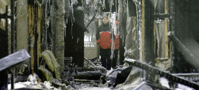 Gutachter stehen in dem ausgebrannten Waisenhaus im estnischen Haapsalu.   | Foto: dpa