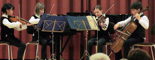 Streichquartett in Aktion (von links):...le (Viola) und   Armin Lutz (Cello)   | Foto: Heidi Fssel