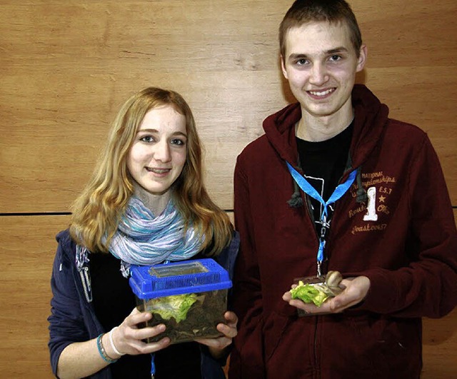 Maren Woestmann und Valentin Veith wollen die Schnecken vom Salat fernhalten.  | Foto: Privat