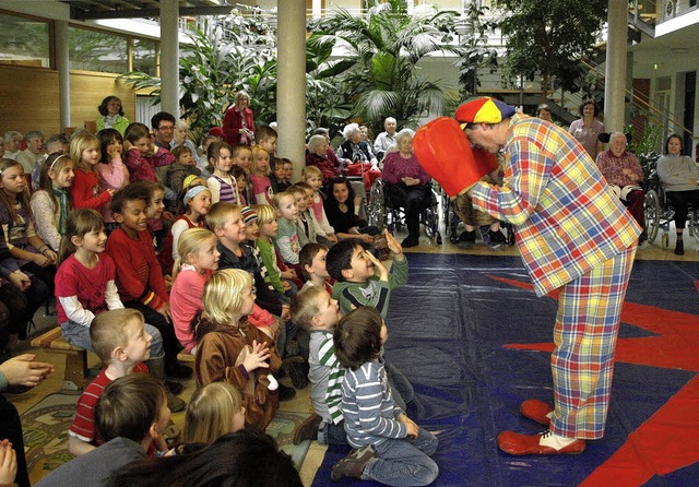 Begeistert von Clown Lullu sind junge wie ltere Zuschauer.  | Foto: Tina Lindemann
