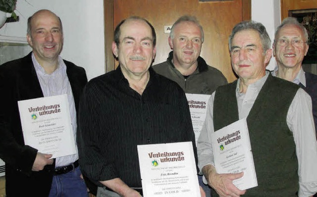 Kreisobmann Egon Wenk (rechts) ehrte M...dlin, Werner Schwald und Gerhard Asal.  | Foto: Monika Weber