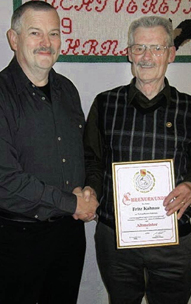 Als Altmeister geehrt hat der Kreisvor...ninchenzchter Fritz Kahnau (rechts).   | Foto: Verein